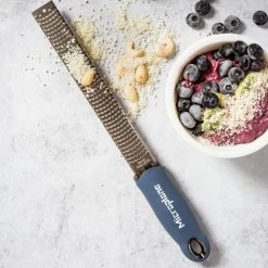 Microplane Zester-Reibe PREMIUM CLASSIC In Denim Blau -Leonardo Vase shop Microplane Premium Classic 46223 Zester Denim Blue Smoothie Bowl 2