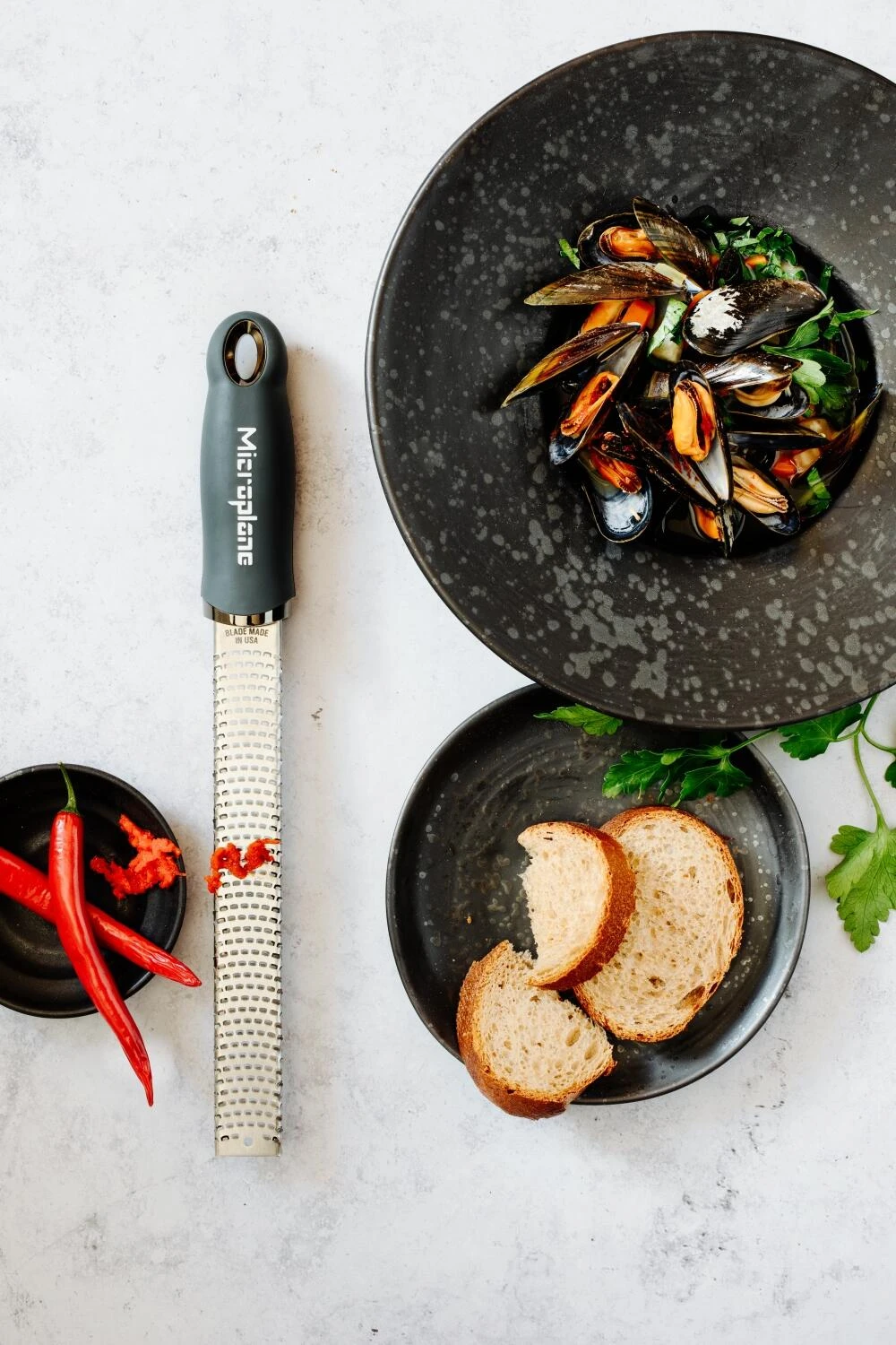 Microplane Zester-Reibe PREMIUM CLASSIC In Anthrazit 4 Microplane Zester-Reibe PREMIUM CLASSIC In Anthrazit – Bild 2